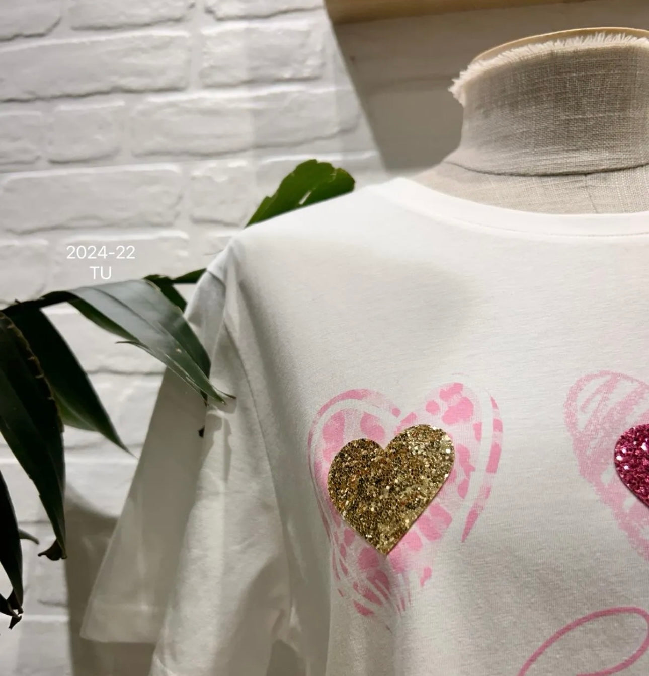 Camiseta corazones rosas