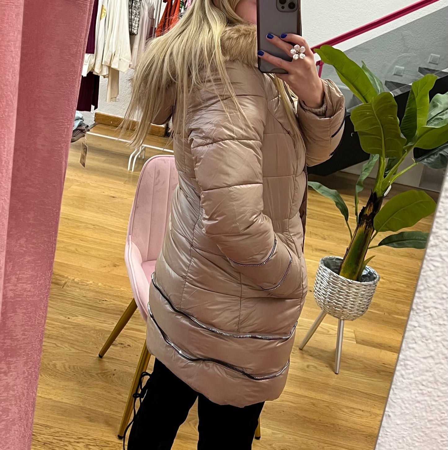 Plumífero color beige con detalle de cremalleras