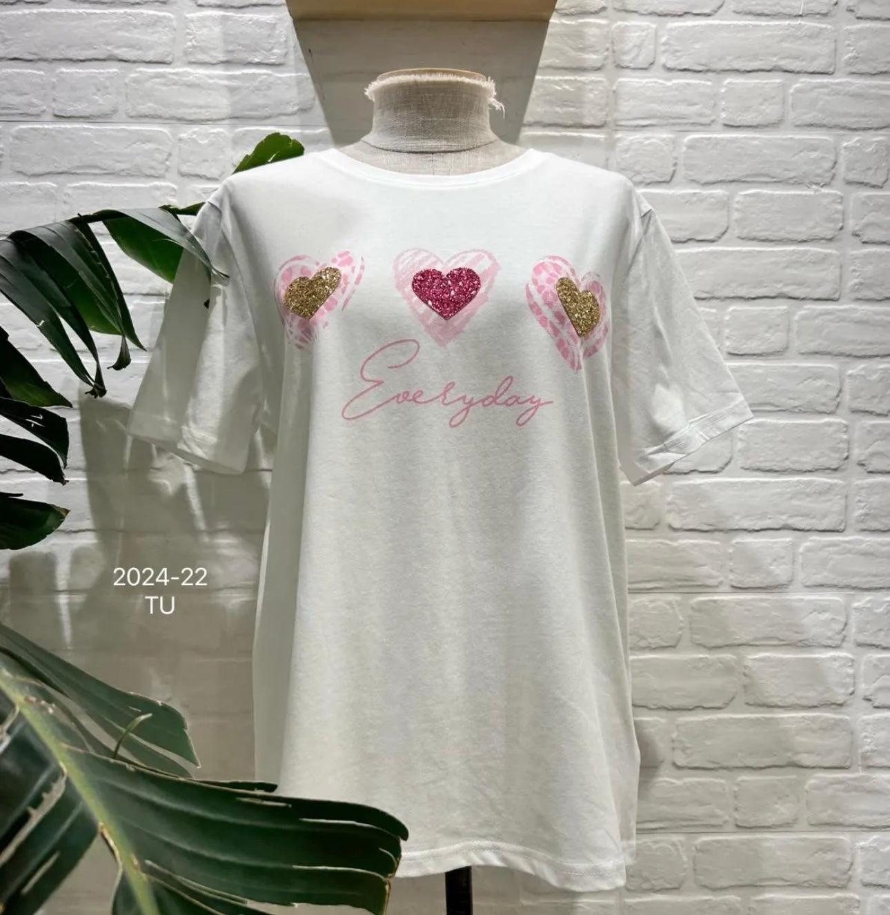 Camiseta corazones rosas