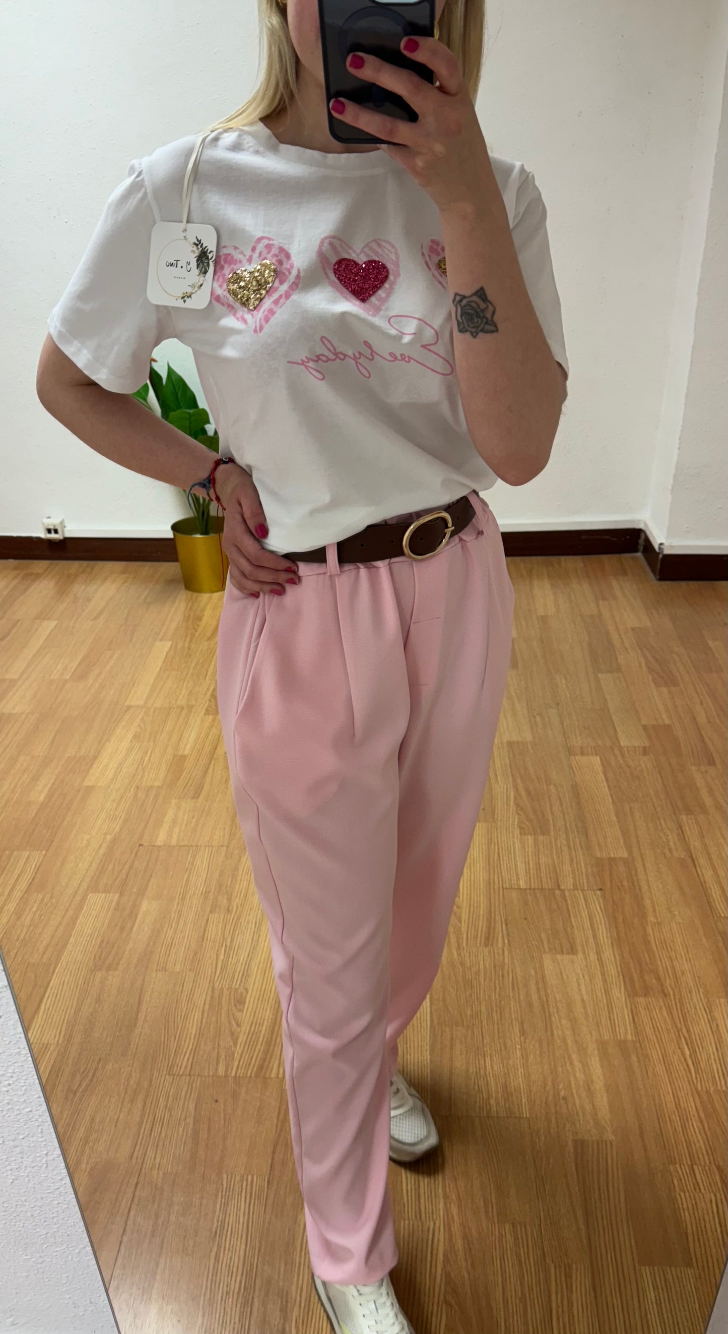 Camiseta corazones rosas