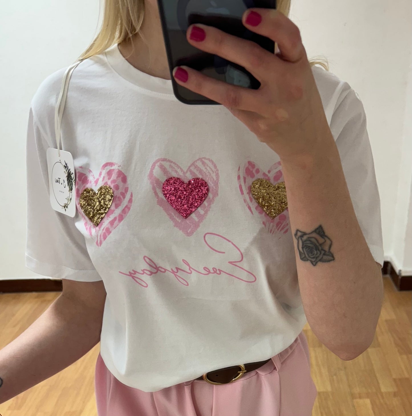 Camiseta corazones rosas