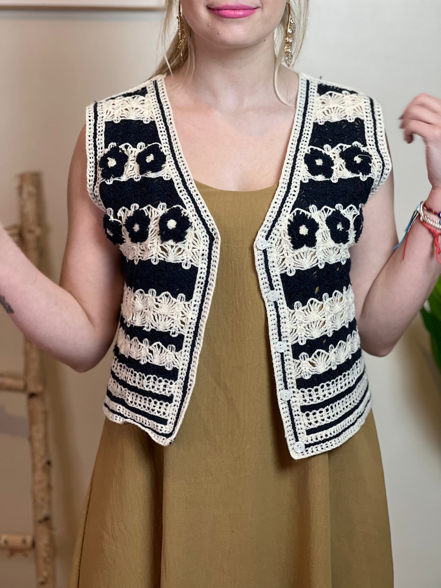 Chaleco crochet negro y beige