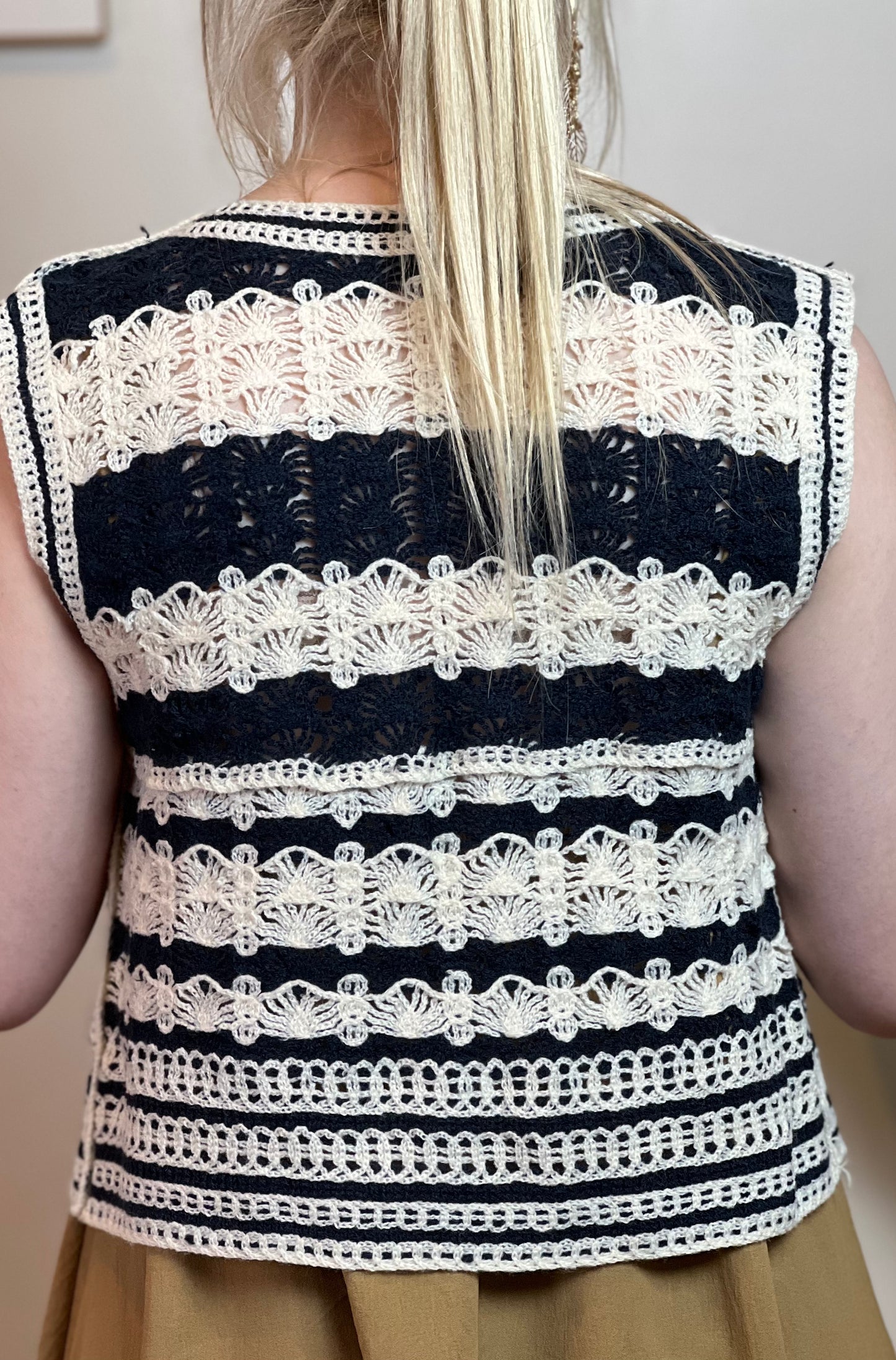 Chaleco crochet negro y beige