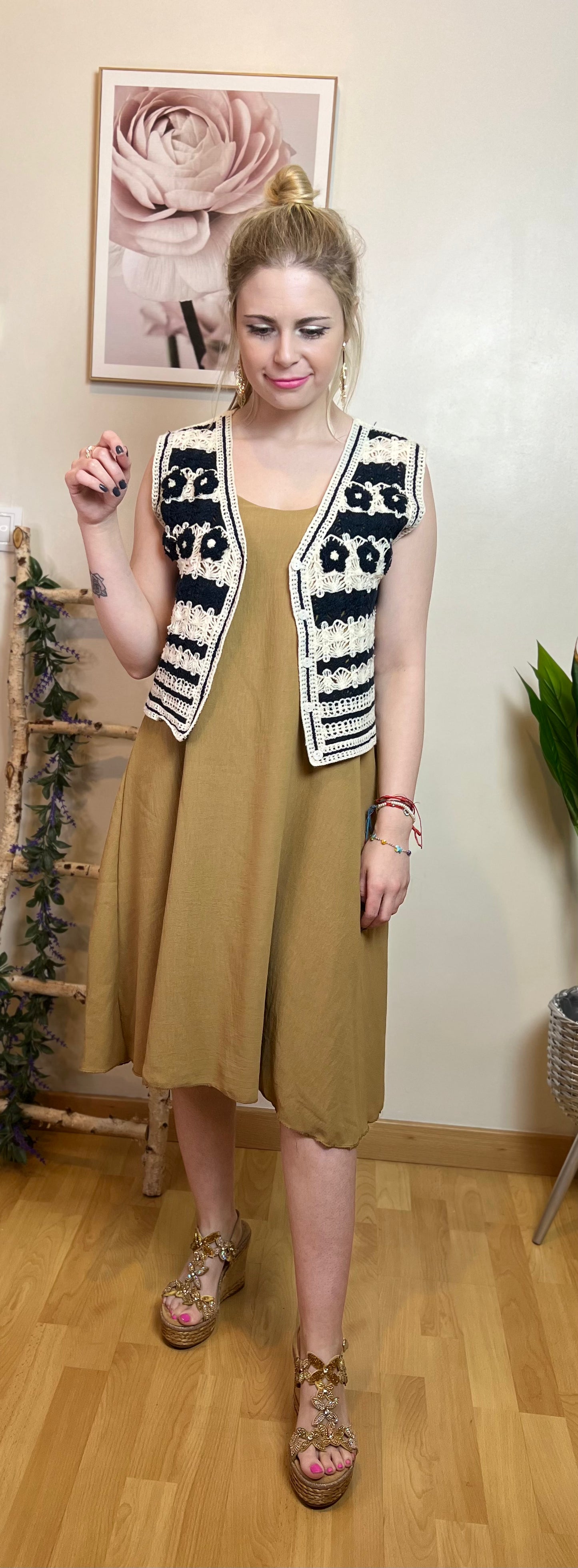 Chaleco crochet negro y beige